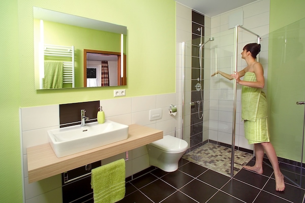 Shower, perlengkapan mandi gratis, dan pengering rambut