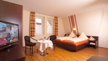 Habitación doble Confort, para no fumadores | Escritorio, wifi gratis y ropa de cama