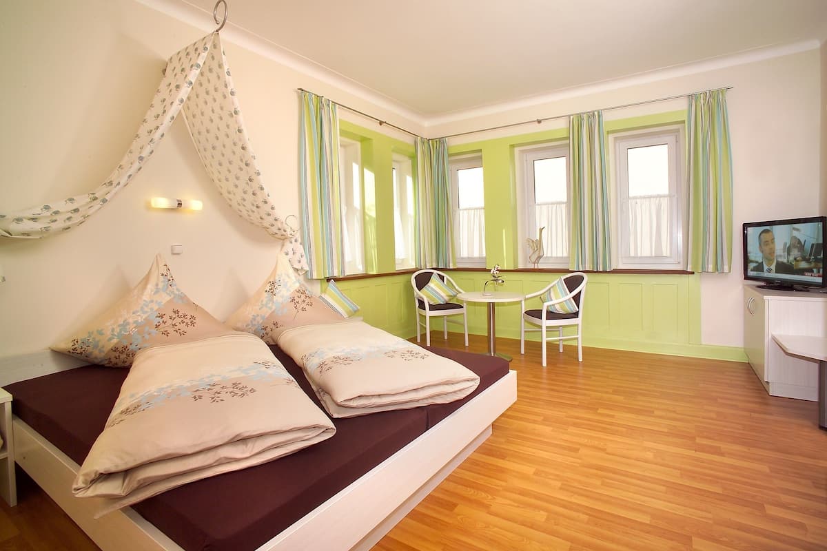 Desk, free WiFi, bed sheets