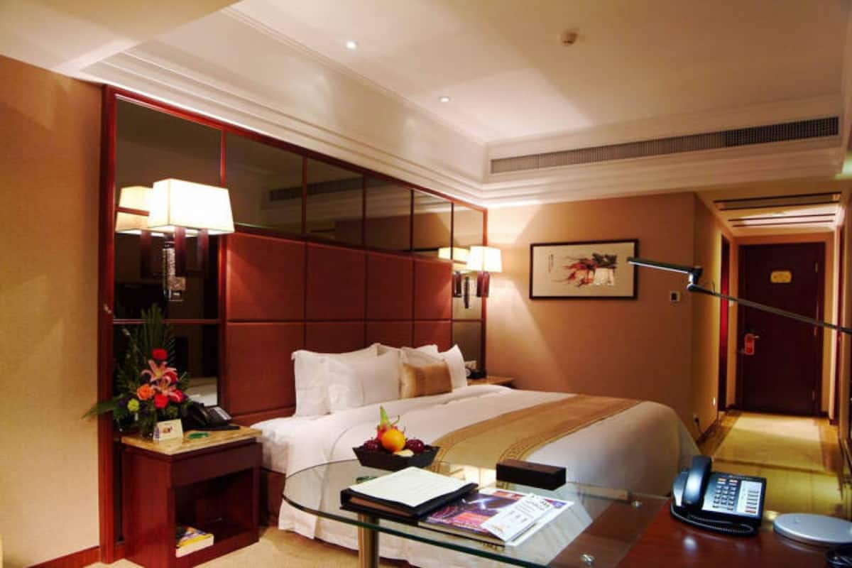 Minibar, in-room safe, desk, blackout curtains