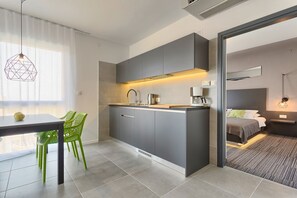 Departamento, 1 habitación, vista al mar | Cocina privada | Refrigerador, microondas, parrilla de estufa y cafetera y tetera