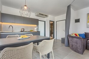 Departamento, 1 habitación, vista al jardín | Cocina privada | Refrigerador, microondas, parrilla de estufa y cafetera y tetera