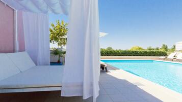 Piscine extérieure, cabanons gratuits, parasols de plage