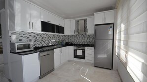 Refrigerador con freezer, microondas, horno, placa de cocina
