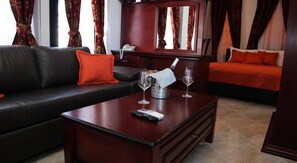 Een strijkplank/strijkijzer, gratis babybedden, gratis wifi, beddengoed