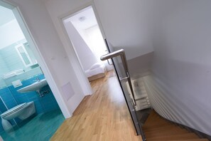 Duplex Two-Bedroom Apartment | Baño | Amenidades de baño gratuitas, secadora de cabello, toallas 