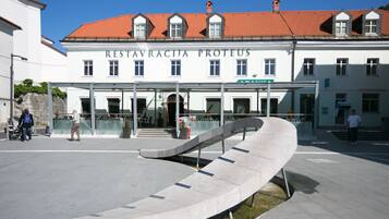 Vista frontal de la propiedad