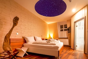 Quarto casal luxo | Frigobar, cofres nos quartos, escrivaninha, cortinas blackout