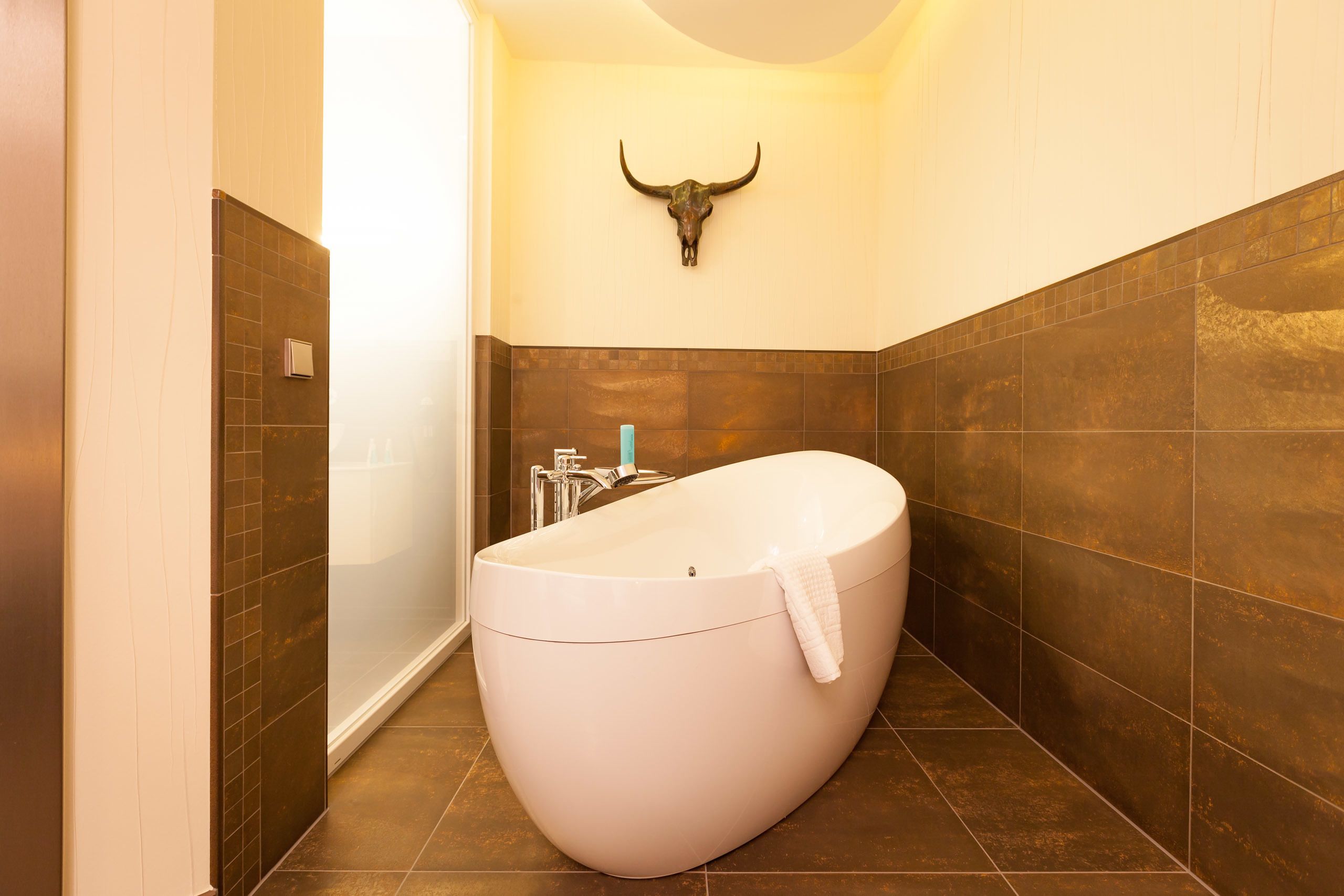 deluxe double room | jetted bathtub