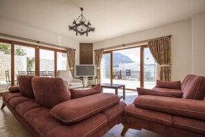 Villa, Meerblick | Wohnbereich | LCD-Fernseher, DVD-Player