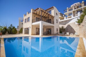 Außenpool, Sonnenschirme, Liegestühle