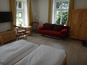 Blackout curtains, soundproofing, cots/infant beds, free WiFi - Gasthaus Wagner (Golzow)