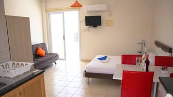Studio, Terrace | Iron/ironing board, free WiFi, bed sheets
