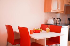 Studio, Terrasse | Bügeleisen/Bügelbrett, kostenloses WLAN, Bettwäsche