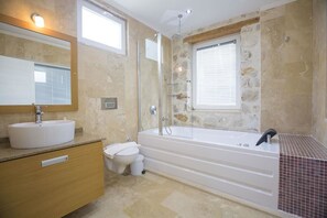 Villa - havsutsikt | Badrum | Badkar och dusch, bubbelbadkar, hårtork och handdukar