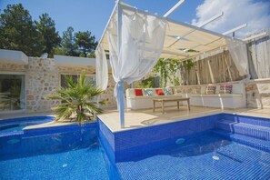 Outdoor pool, pool umbrellas, sun loungers