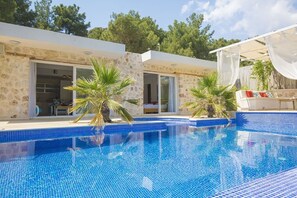 Outdoor pool, pool umbrellas, sun loungers