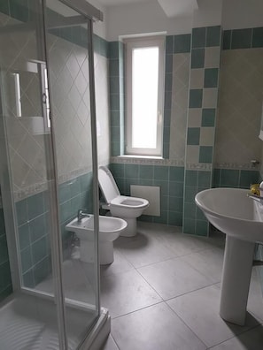 Shower, rainfall showerhead, free toiletries, hair dryer