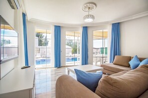 Villa, 5 Schlafzimmer | Wohnbereich | LCD-Fernseher, DVD-Player