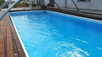 Außenpool (je nach Saison geöffnet), Liegestühle