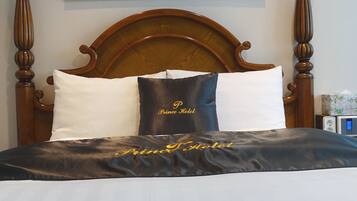 Down comforters, free minibar, desk, free WiFi