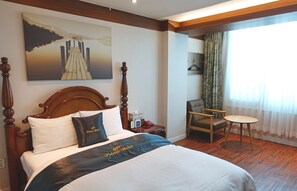 Cubrecamas, minibar con artículos gratuitos, escritorio y wifi gratis 