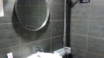 Cubrecamas, minibar con artículos gratuitos, escritorio y wifi gratis