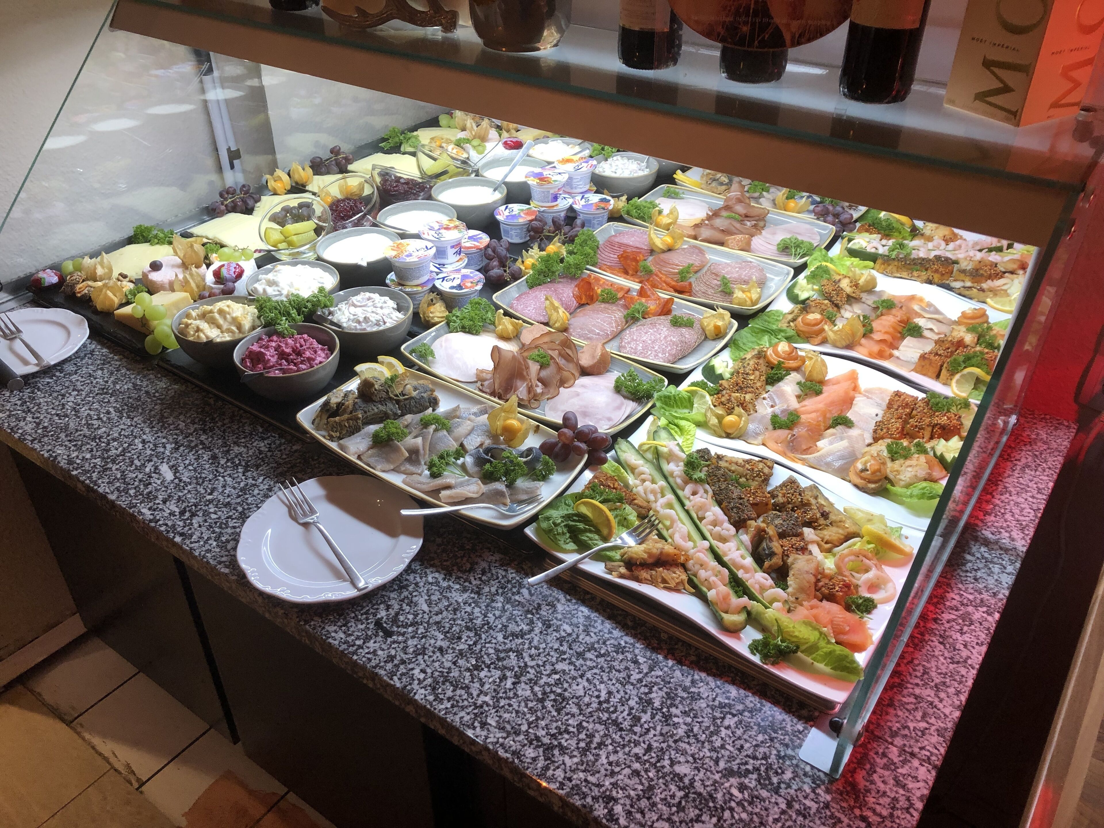 Ein Buffet mit verschiedenen Speisen und Beilagen.