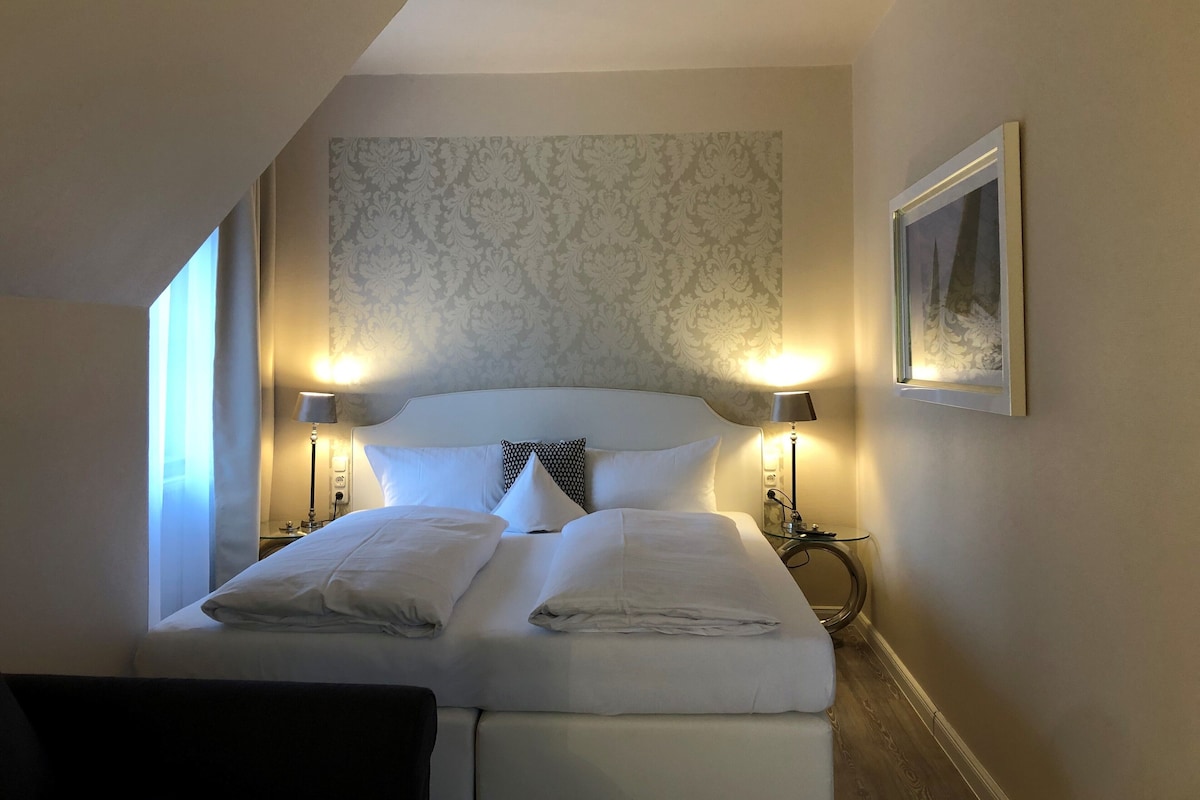 Minibar, cortinas opacas, sistema de insonorización