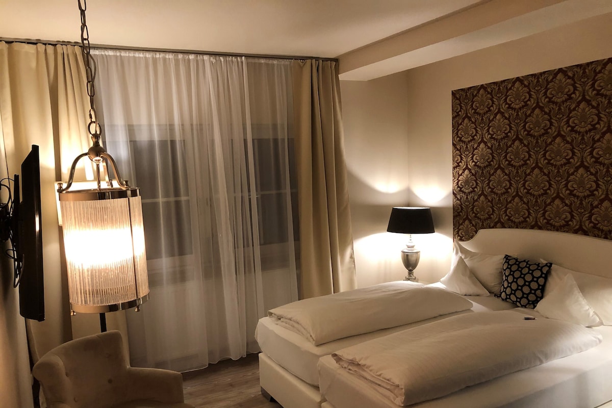 Minibar, cortinas opacas, sistema de insonorización