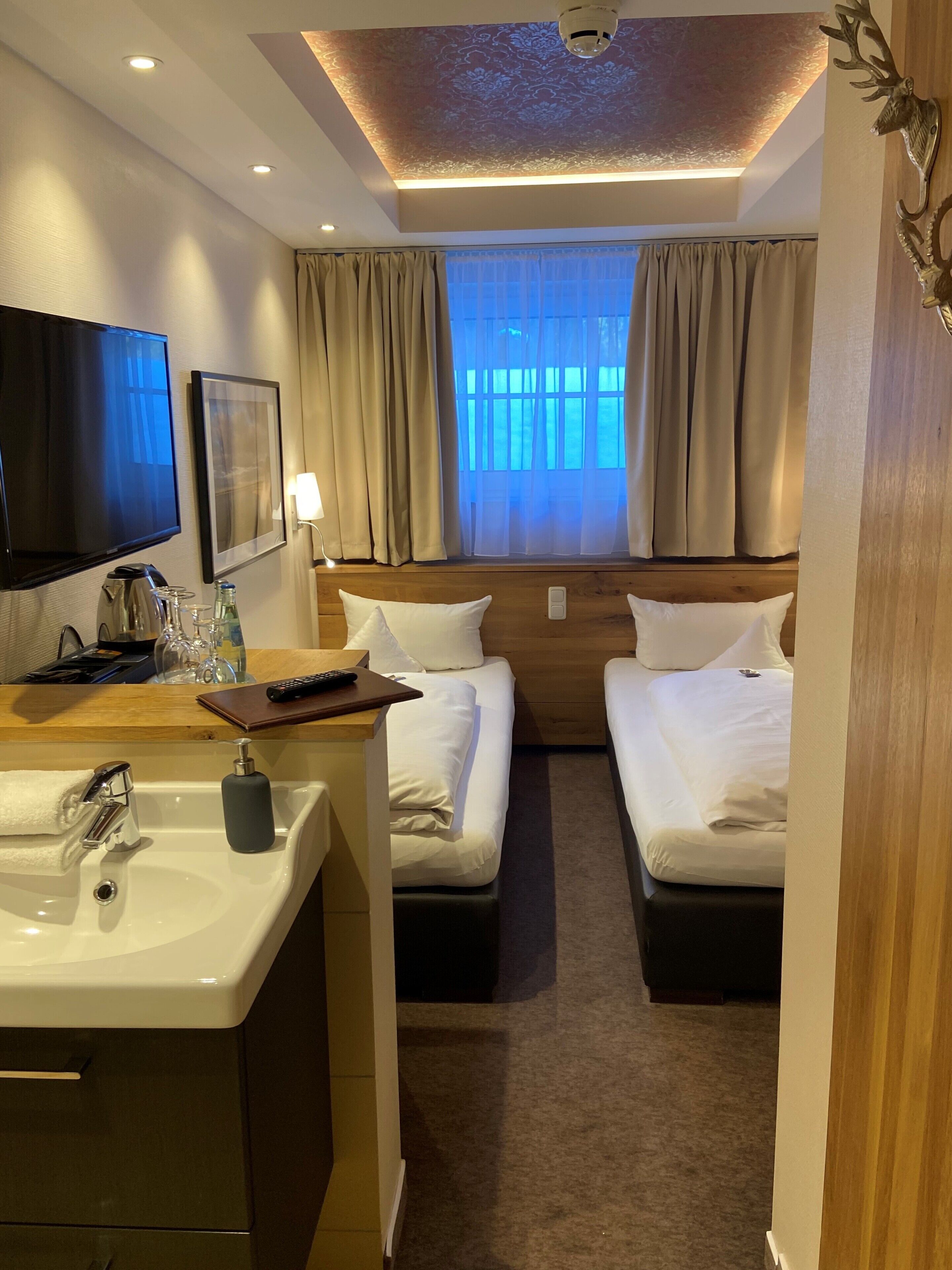 Basic Twin Room | Living area | 49-inch Smart TV with satellite channels, TV