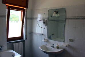 Dusche, kostenlose Toilettenartikel, Haartrockner, Hausschuhe