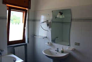 Chuveiro, produtos de toalete grátis, secador de cabelo, chinelos