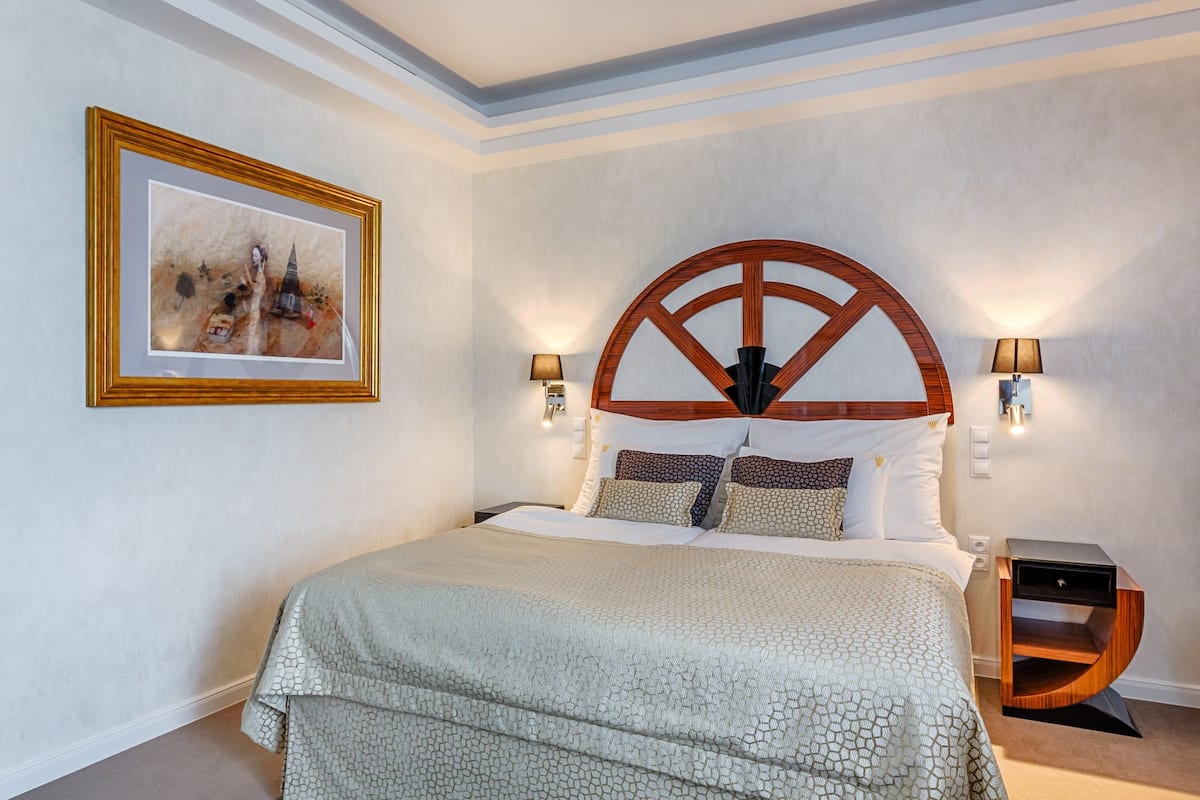 Kamar Single Standar | 2 kamar tidur, minibar, brankas, dan meja kerja