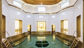 2 室内游泳池,2 室外游泳池,日光浴躺椅