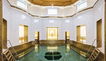 2 indoor pools, 2 outdoor pools, sun loungers