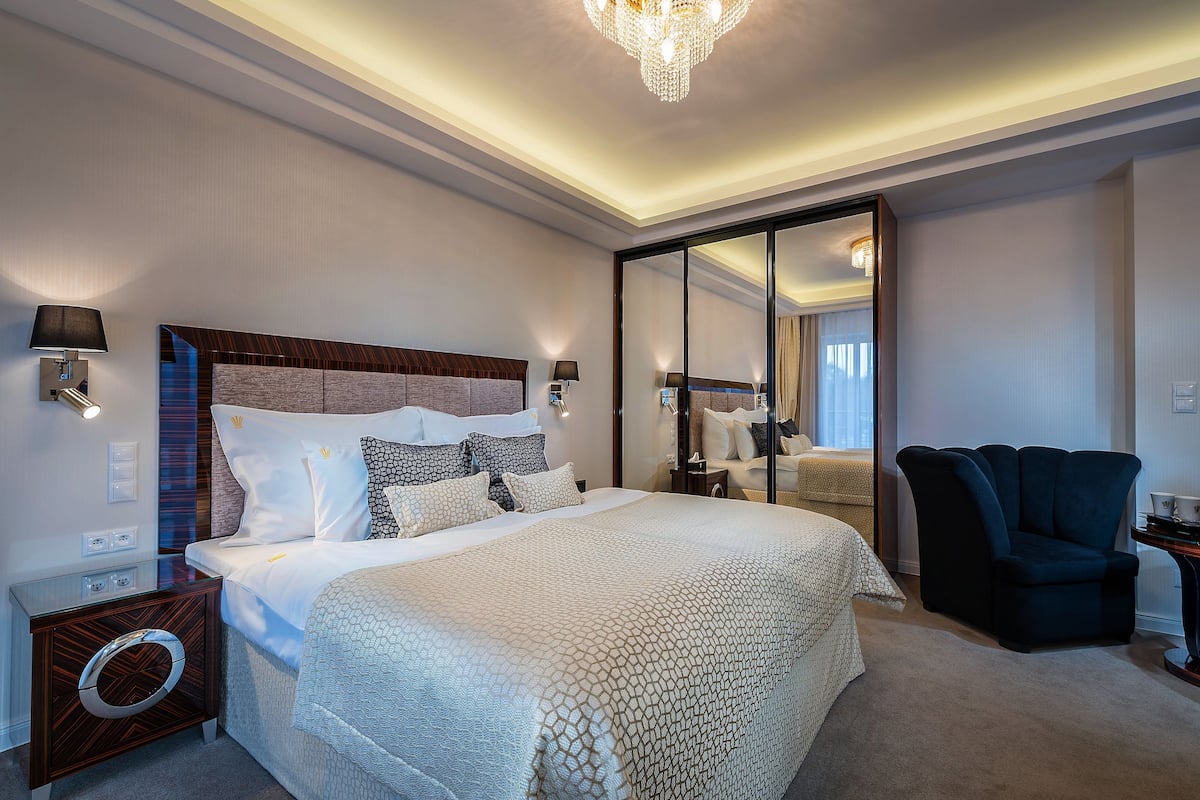 2 kamar tidur, minibar, brankas, dan meja kerja