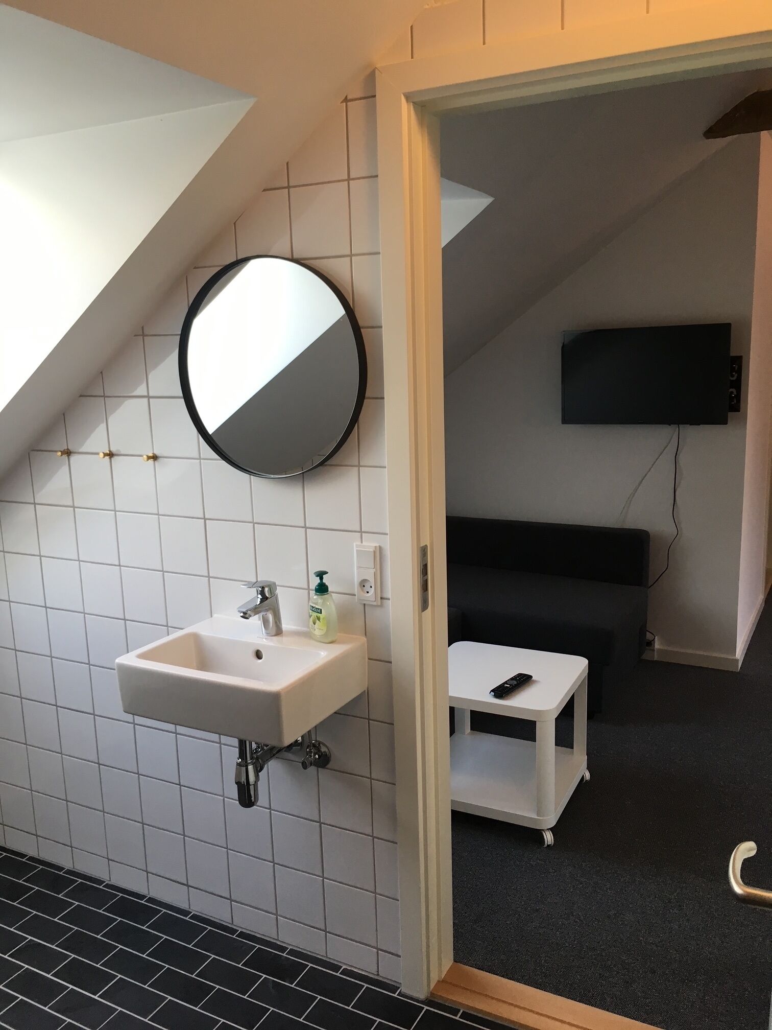 Standaard appartement (33) | Badkamer | Een douche, gratis toiletartikelen, handdoeken