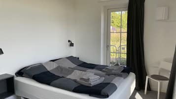 Standard-Apartment (34) | Hochwertige Bettwaren, Schreibtisch, Verdunkelungsvorhänge