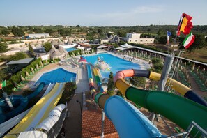 Piscina externa sazonal, funciona das 9h às 18h, guarda-sóis