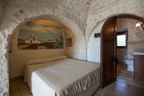 Premium bedding, down duvets, pillow-top beds, free minibar - Trulli San Leonardo (Alberobello)