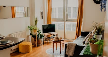 Lovely Bohemian Apartment in Heart of City Life