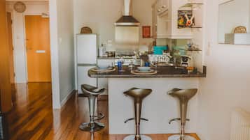 Apartment, Private Bathroom | Dapur berkongsi