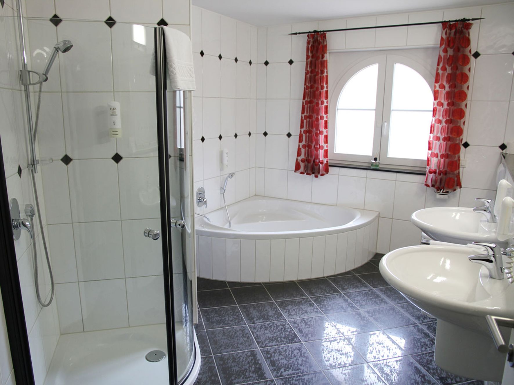 junior suite | bathroom | free toiletries, hair dryer, towels