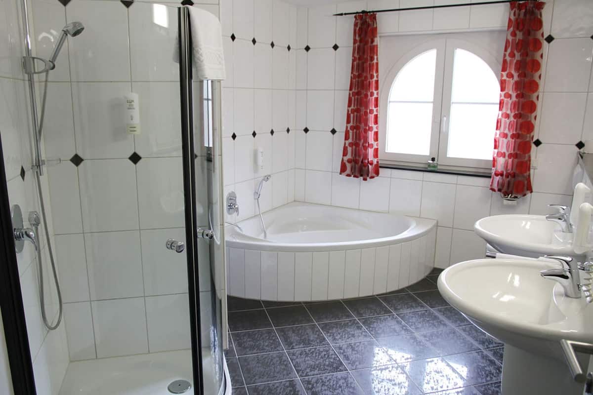 junior suite | bathroom | free toiletries, hair dryer, towels