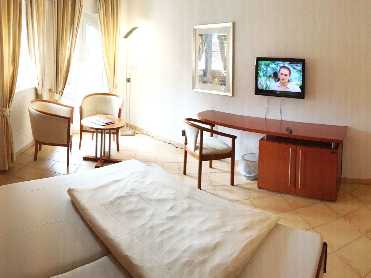 in-room safe, desk, laptop workspace, blackout curtains