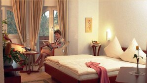 خزنة داخل الغرفة ومكتب ومساحة عمل للكمبيوتر المحمول وستائر تعتيم