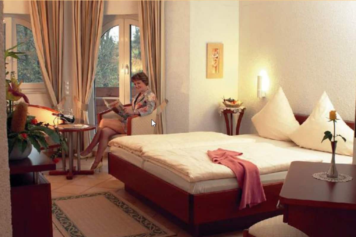 Una cassaforte in camera, una scrivania, postazione laptop