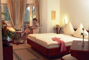 Caja de seguridad en la habitación y escritorio