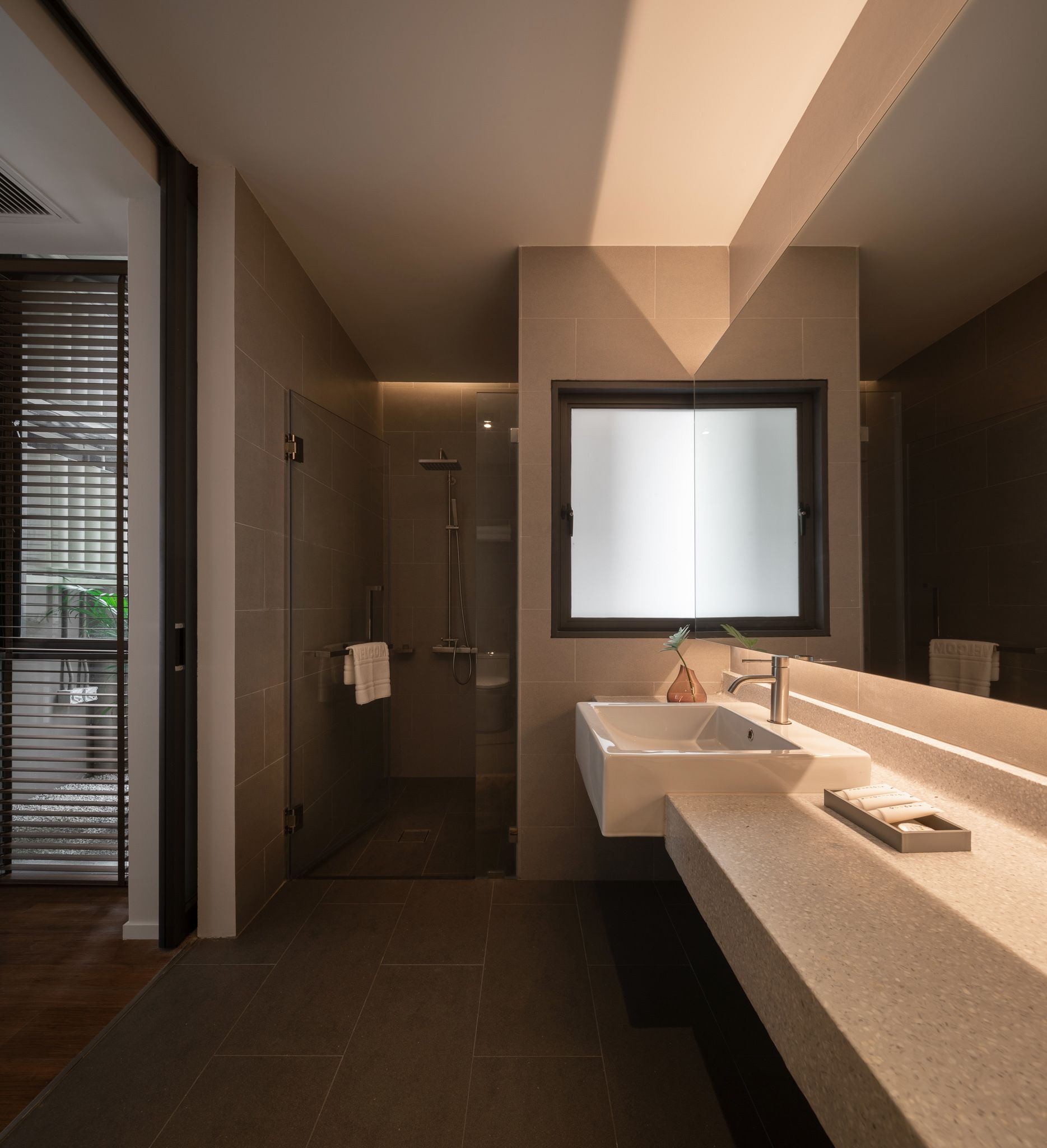 suite | bathroom sink